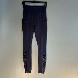 GUC blue with abstract panels Huntworth leggings size medium